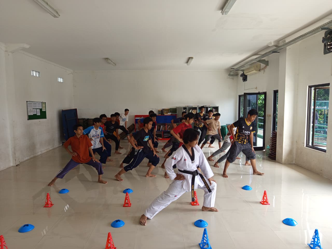 Kegiatan taekwondo santri PKBM Lentera Sunnah